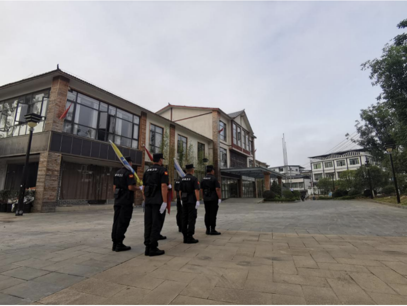 “八一”建军节双生源公司举行升旗仪式(图2)