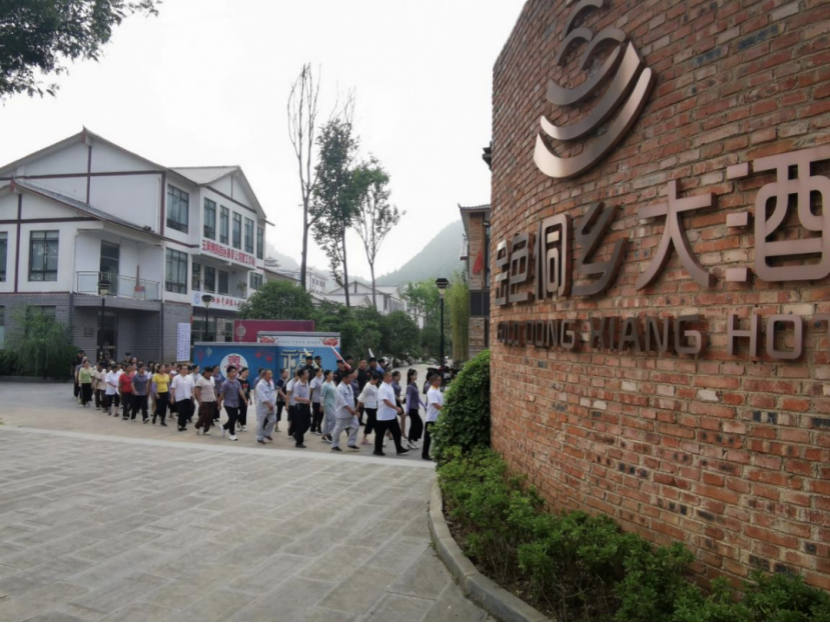 “八一”建军节双生源公司举行升旗仪式(图3)