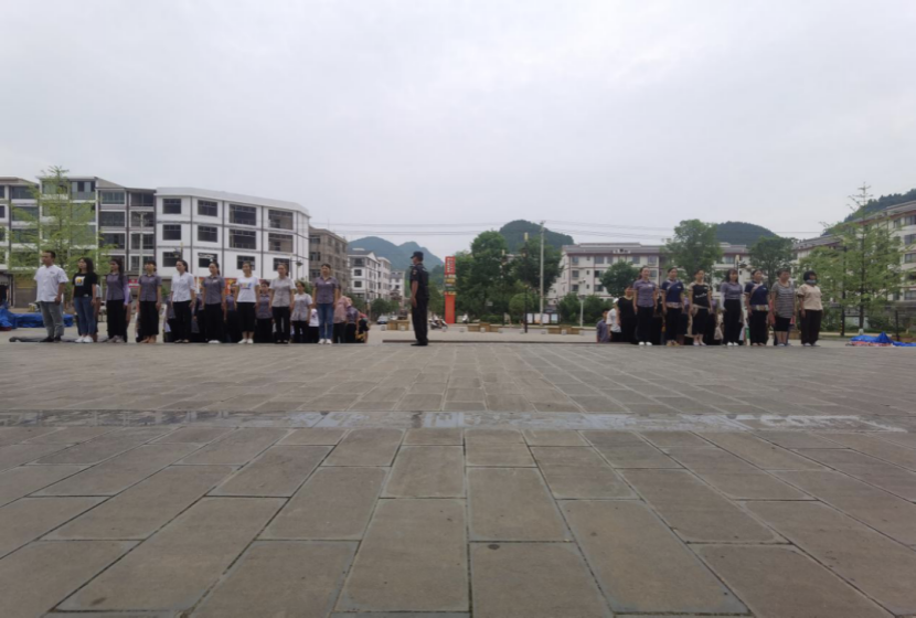 双生源公司组织开展员工军训活动(图1)